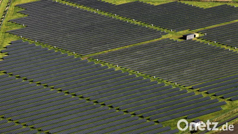 Die Gemeinde Wiesau hat einen Kriterienkatalog für die Genehmigung künftiger Freiflächen-Photovoltaikanlagen ausgearbeitet. Symbolbild: Christian Charisius/dpa