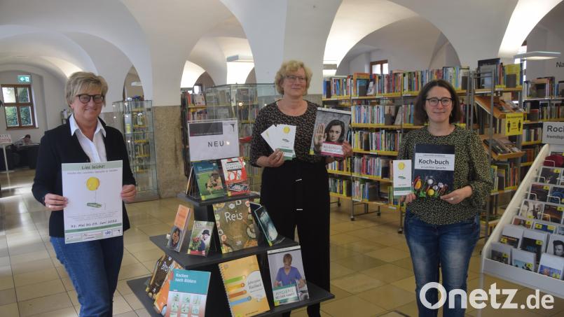 Sabine Guhl, Leiterin der Regionalbibliothek, Bettina Hahn vom Evangelischen Bildungswerk und Lydia Wetzel (von links) stellen das Aktionsplakat, die Flyer der Aktionswoche sowie Bücher in &quot;Leichter Sprache&quot; vor. Bild: fz
