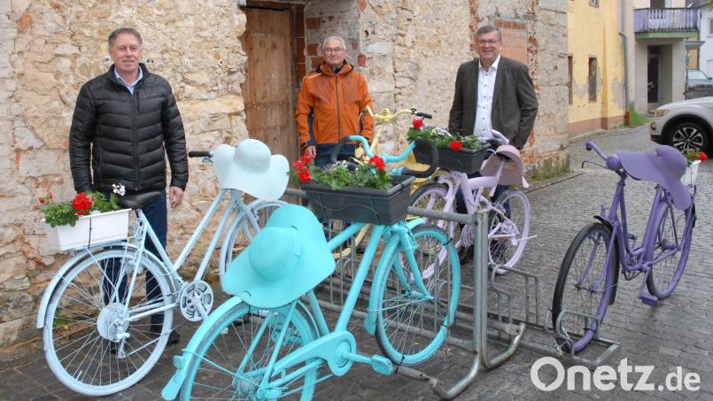 Die ersten farbenfrohen Fahrräder sind in Schmidmühlen aufgestellt. Zufrieden sind die drei Bürgermeister Mathias Huger, Martin Bauer und Peter Braun (von links). Bild: pop