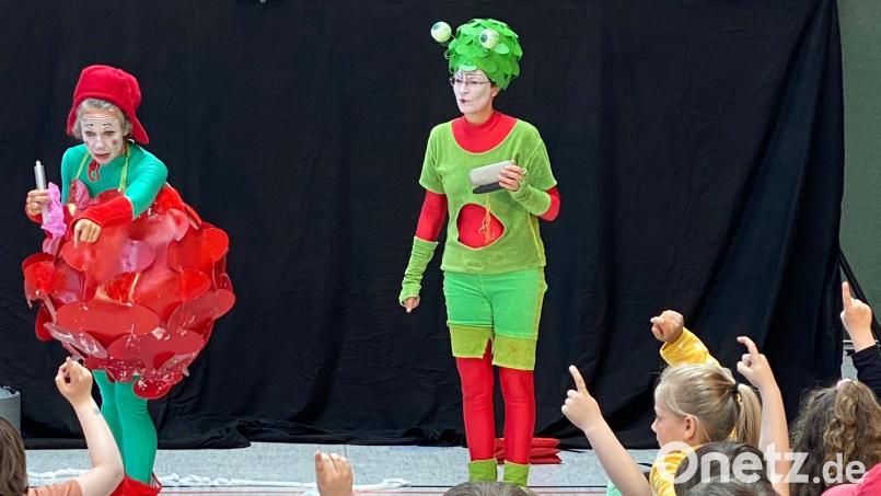 &quot;Brummfidel&quot; und &quot;Rappeldu&quot; hatten in der Schulturnhalle kaum die Bühne betreten, schon gingen die Kinder begeistert mit. Bild: Völkl
