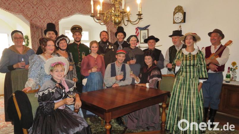 Im Wünnenberghaus auf dem Marktplatz, dem einstigen Wohnsitz der Vilsecker Türmerfamilie Peißner, nächtigte Lola Montez 1848. Und dorthin waren die Schauspieler während der Burgfestspiele 2018 zu einer Besichtigung eingeladen. Bei dieser Gelegenheit kam bei den Akteuren der Wunsch auf, einen Theaterverein zu gründen. Gesagt – getan: Die Stadtbühne Lolamannen Vilseck wurde ins Leben gerufen. Archivbild: rha