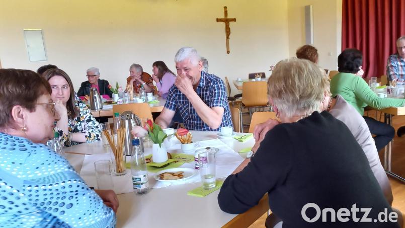 Ein voll besetztes Pfarrheim beim Dankeschön-Nachmittag für alle Mütter beim KAB-Nachmittag. Bild: mez