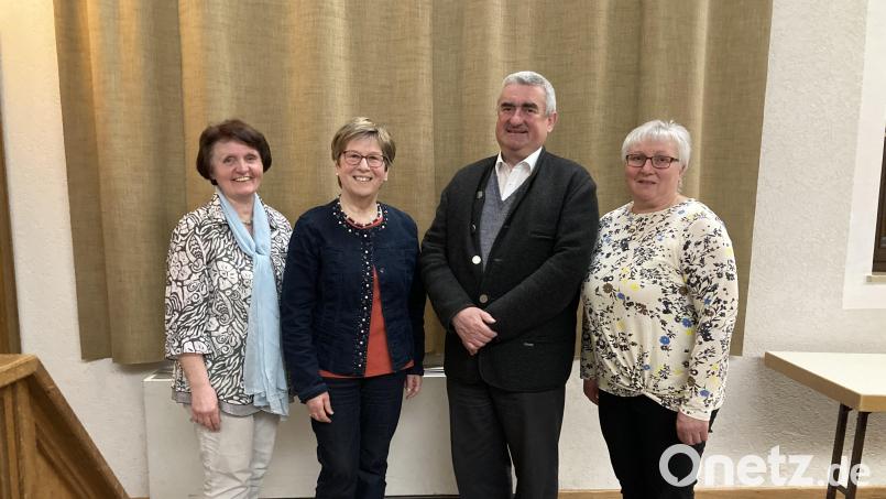 Bezirksschriftführerin Renate Bayerl (von links) und Vorsitzende Margit Konze begrüßten den neuen Geistlichen Beirat, Stadtpfarrer Alfons Kaufmann, und bedankten sich bei der Oberviechtacher Ortsvorsitzenden Angelika Vogl für die Gastfreundschaft. Bild: Renate Bayerl/exb