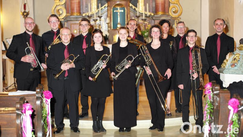 Die Mitwirkenden des Konzerts von Gloria Brass in der St.-Veit-Kirche in Illschwang mit ihrem Leiter, (rechts) Kirchenmusikdirektor Dieter Wendel. Bild: no
