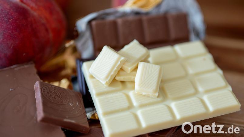 232 Tafeln Schokolade hat ein Unbekannter in Oberfranken aus einem Supermarkt gestohlen. Bild: Monika Skolimowska/dpa