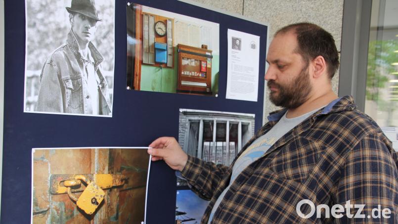 Jürgen Lauterbach zeigt in der Sparkasse Mitterteich seine Bilder von vergessenen Orten. Bild: kro