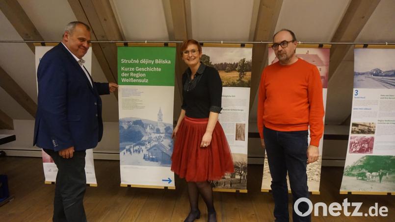 Bürgermeister Libor Picka mit der Hauptverfasserin Kristýna Pinkrová und Co-Autor Ladislav Ptáček (von links) präsentieren Buch und Ausstellung. Bild: eib