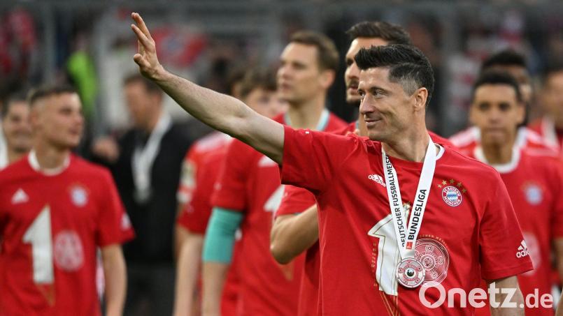 Bye, bye? Robert Lewandowski winkt nach der Meisterfeier am Sonntag den Fans zu. War es sein letzter Auftritt im Bayern-Trikot in der Allianz-Arena? Bild: Sven Hoppe/dpa