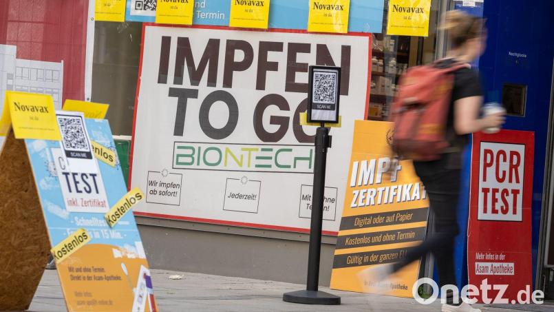 Eine Apotheke in der Münchener Innenstadt bietet "Impfen to go" an - die Impfquote ist laut RKI seit mehreren Wochen fast unverändert. Bild: Peter Kneffel/dpa