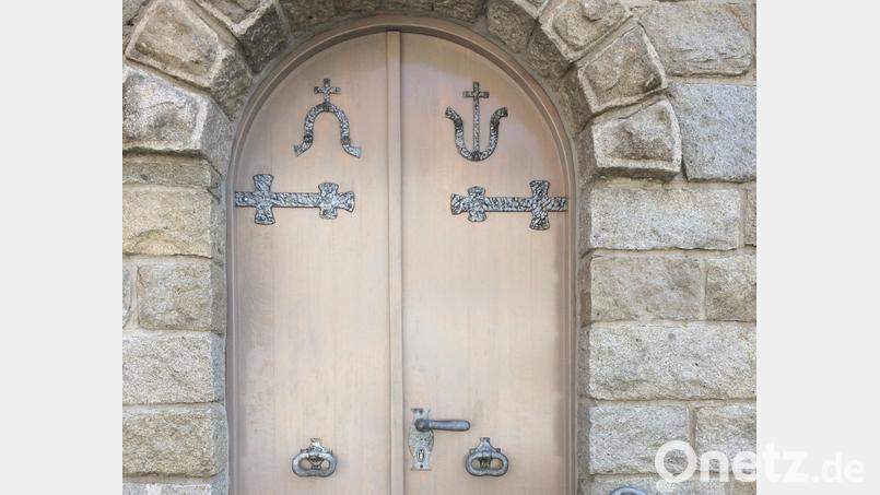 Die Kirchentür hat eine neuer Lasur, abgestimmt mit dem Mauerwerk Bild: Ulrich Wohlgemuth/exb