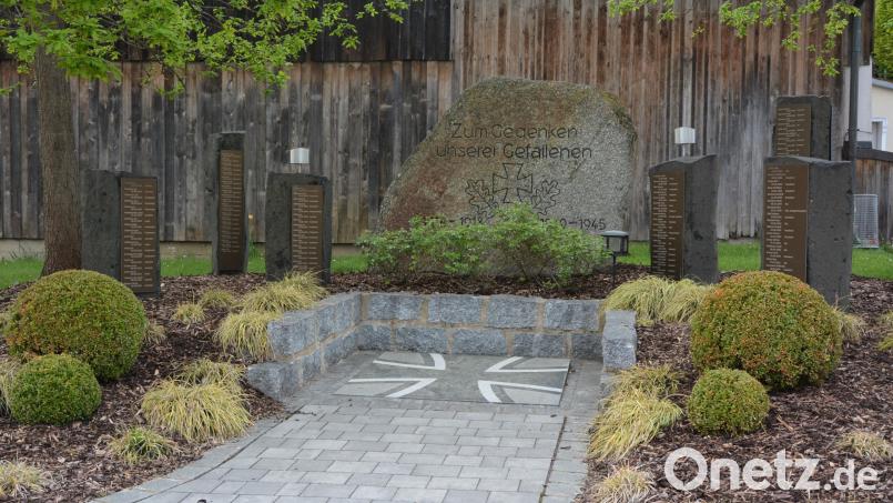 Am Konnersreuther Kriegerdenkmal wird am Sonntag bei der Friedenswallfahrt ein Kranz niedergelegt und der Toten beider Weltkriege sowie der derzeitigen kriegerischen Auseinandersetzungen gedacht. Bild: jr