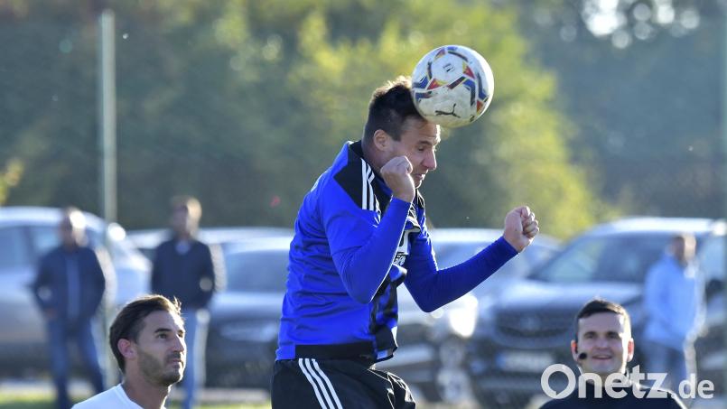 Eine Szene aus dem Hinspiel, das Schlicht mit 3:1 gewann: Benedikt Buegger (rechts) vom SV Raigering klärte per Kopf vor Michael Muck (links) vom 1. FC Schlicht. Muck war vorher jahrelang Spielmacher der Panduren. Archivbild: Hubert Ziegler