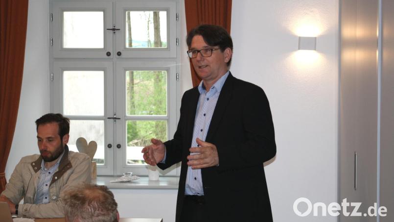 Für den Wechsel vom Gelblicht zur sparsameren LED-Technik für die Straßenbeleuchtung warb Bayernwerk-Kommunalberater Markus Windisch beim Trabitzer Gemeinderat. Bild: bjp