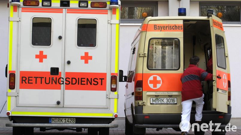 Nach Attacken gegen Bayreuther Fußballspieler in der Innenstadt musste der Rettungsdienst ausrücken. Drei Akteure des Regionalligisten SpVgg Bayreuth wurden ins Krankenhaus eingeliefert. Symbolbild: dpa