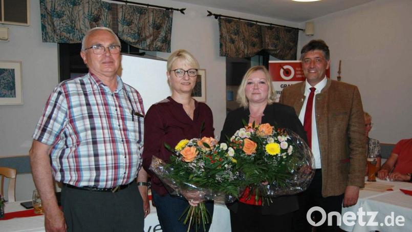 Der scheidende Vorstand Willi Buchfelder (links) und Bürgermeister Edgar Knobloch beglückwünschen die neue Vorsitzende Angela Biersack (Zweite von links) und Schriftführerin Christine Meinl zu ihren neuen Aufgaben. Bild: abu