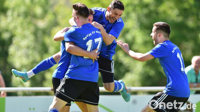 Jubel bei den Spielern der SpVgg SV Weiden: Die Wasserwerkelf siegte beim SC Ettmannsdorf mit 3:0 und kann nun am letzten Spieltag mit einem Heimsieg über den 1. FC Passau die Meisterschaft in der Landesliga Mitte perfekt machen. Bild: A. Schwarzmeier
