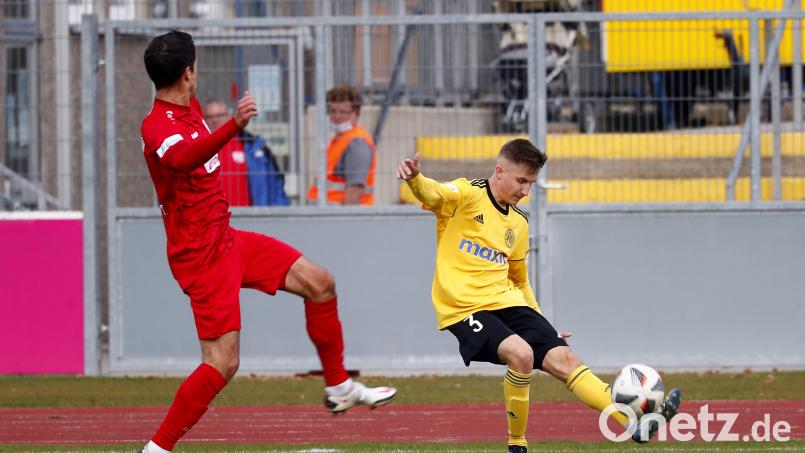 Dennis Lippert (rechts) von der SpVgg Bayreuth im Spiel gegen den TSV Rain. Der Weidener will mit seinen Mitspielern unbedingt in die 3. Liga aufsteigen. Bild: Peter Kolb