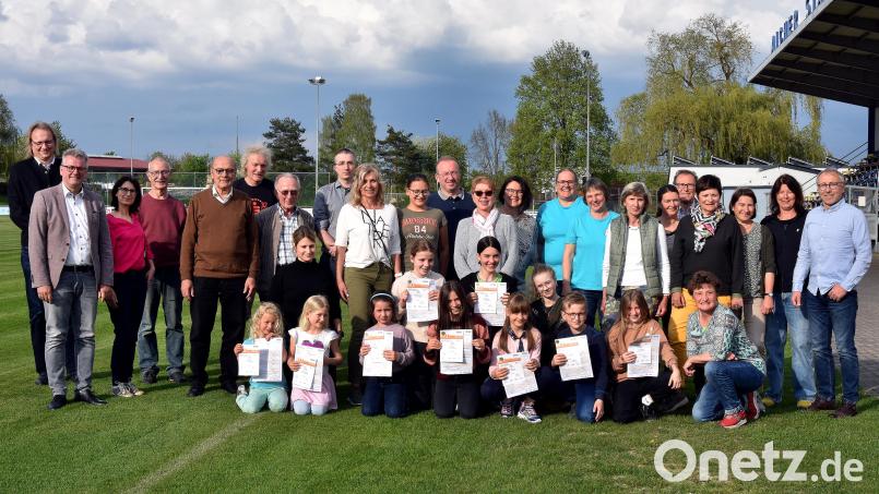 Die Absolventen des Sportabzeichens beim TuS Rosenberg mit Organisatoren und Gratulanten. Bild: Stephan Huber