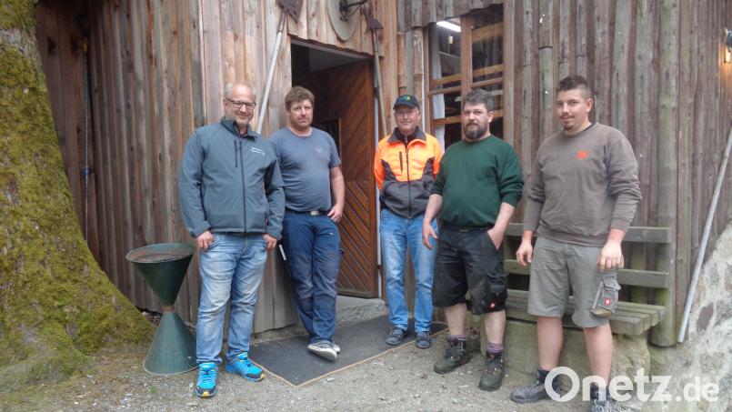 Ein harter Kern des Burgvereins kümmert sich um die monatlichen Hüttenabende, von links Rainer Köppl, Tobias Fuchs, Johann Zwicknagel, Thomas Babl und Maximilian Schmidt. Bild: amö