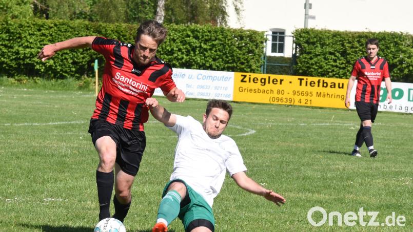 Der SV Mitterteich II (im weißen Trikot Sascha Weiß) gewann am Samstag beim ATSV Tirschenreuth (links Vladimir Kafka) mit 2:0. Bild: Gebert