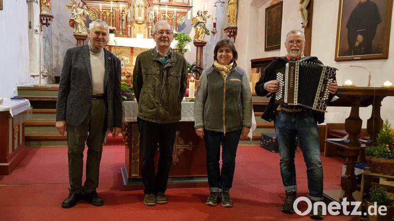 Die Maiandacht gestalteten Alwin und Frieda Zeitler sowie Josef Weidner und Organist Albert Schraml (von rechts). Bild: Markus Schreyer/exb