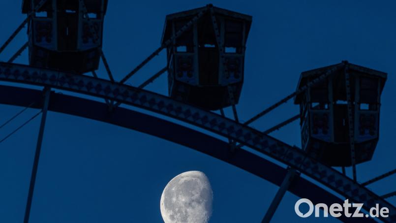 Zwei Personen wurden Freitagnacht in einer Gondel vergessen, als der Riesenrad-Betreiber zum Dultende hin den Betrieb einstellte. Symbolbild: Peter Kneffel/dpa
