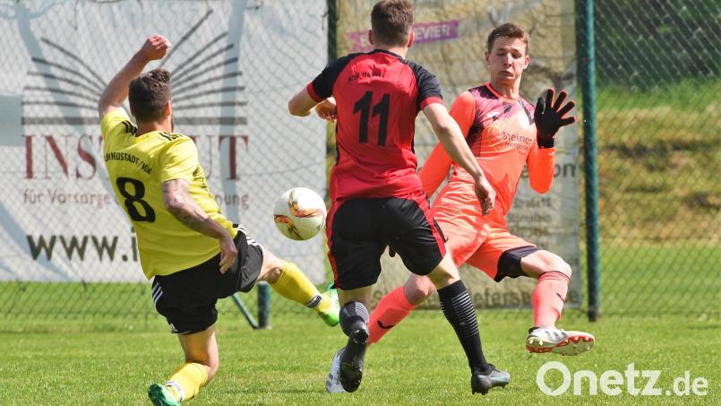 Der Neustädter Enrico Kellner (links) taucht gefährlich vor dem Haidenaaber Tor auf: Die DJK Neustadt verlor gegen den ASV Haidenaab mit 2:4 und kann damit am letzten Spieltag nicht mehr den direkten Klassenerhalt schaffen. Bild: A. Schwarzmeier
