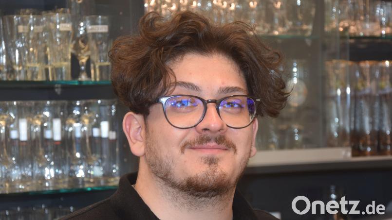 Juniorchef Costas betreibt mit seinem Vater Christos Kyrkos die Gaststätte Ambiente Bonaublick im Sportpark Pirk. Auch er freut sich, dass die Unstimmigkeiten geklärt werden konnten. Bild: fz