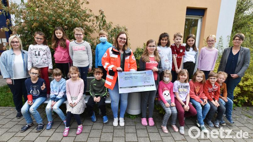 Schüler aus den verschiedenen Klassen überreichten in Anwesenheit von Rektorin Gabi Pirner (rechts) und Lehrerin Morin Stauber (links) einen Spendenscheck über 2400 Euro an Svenja Burkhard vom Roten Kreuz (Bildmitte). Bild: no