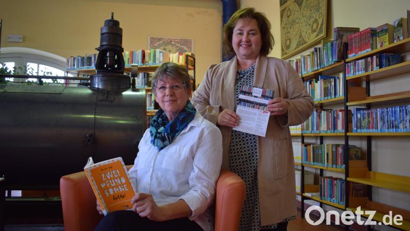 Angelika Brunner (sitzend) liest bei der „Lesebühne“, dem neuen Angebot von „Leben Plus“, Menschen über 60 Jahren Kurzgeschichten vor. Mit im Bild Quartiersmanagerin Cornelia Stahl. Bild: szl