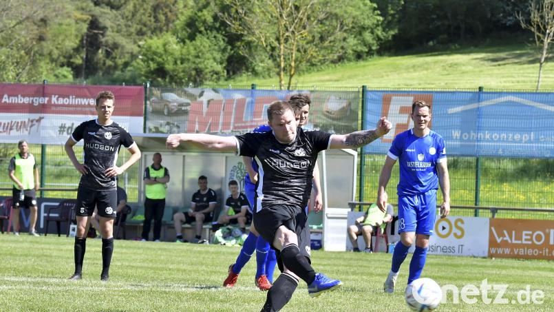 Die Szene, welche die Wende für die DJK Gebenbach im Heimspiel gegen den Würzburger FV einläutete: Michael Jonczy (Mitte) verwandelt zum 2:2-Ausgleich per Elfmeter, vorausgegangen war ein Foul an Timo Kohler. Dominik Haller (links), Torschütze zum 1:0, ist Beobachter der Szene. Bild: Hubert Ziegler