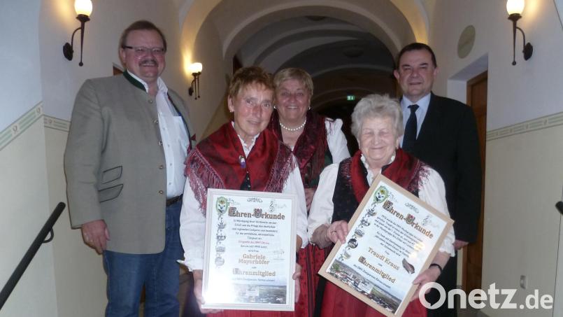 Gabi Mayerhöfer und Traudl Kraus wurden zu Ehrenmitgliedern des OWV Bärnau ernannt. Im Bild (von links) Bürgermeister Alfred Stier, Gabi Mayerhöfer, Vorsitzende Ingrid Leser, Traudl Kraus und Stadtpfarrer Konrad Amschl. Bild: Josef Rösch/OWV Bärnau/exb