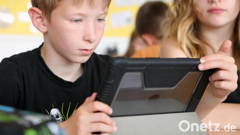 Die Tablets sind Eigentum der Kinder. Das habe den Vorteil, dass besser auf sie aufgepasst werde, sagt Kämmerer Andreas Eckl. Bild: Wolfgang Steinbacher