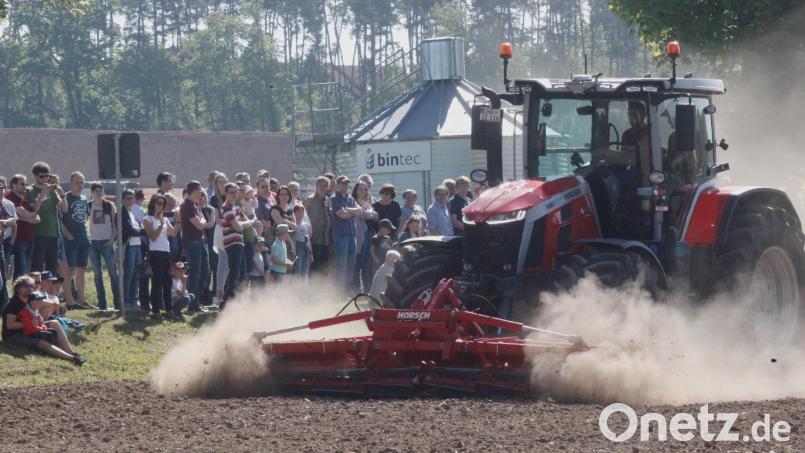 Die Firma Horsch präsentierte beim Tag der offenen Tür die neuesten Geräte zur Bodenbearbeitung. Tausende besuchten am Samstag bei herrlichem Wetter das Firmengelände am Sitzenhof in Schwandorf. Bild: Hirsch