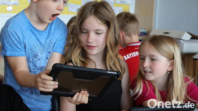 Da ist das Staunen groß: Schon jetzt arbeiten die Pestalozzi-Grundschüler mit iPads, ab September soll möglichst jeder Erstklässler ein eigenes Gerät haben. Dank E-Books entfällt damit auch oftmals das Schleppen von Büchern. Bild: Wolfgang Steinbacher