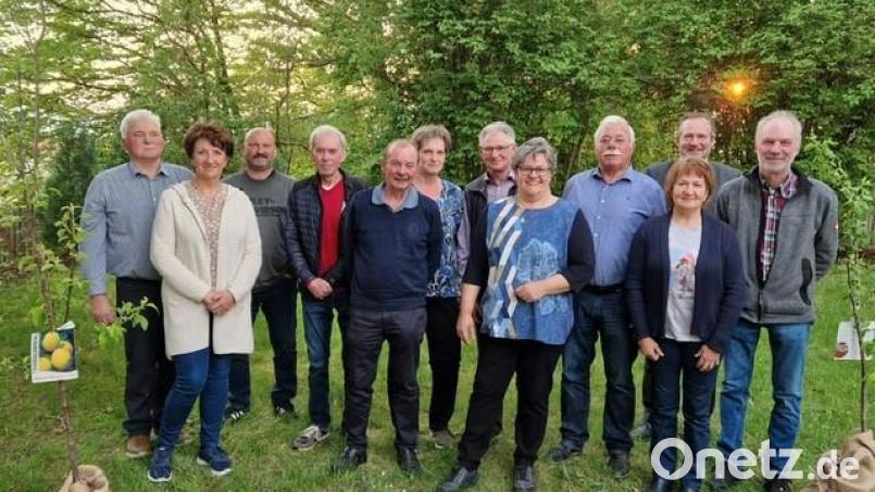 Das Bild entstand nach den Ehrungen und zeigt: Alois und Christine Lippert, Rudi Fiala, Dieter Knutti, Georg Kirchhofer, Martina Schmauß, Karl Bauer, Jutta Herrmann, Rainer Wegmann, Elisabeth Zitzmann, Bürgermeister Frank Zeitler und Helmut Gierisch. Bild: Norbert Kraus/exb