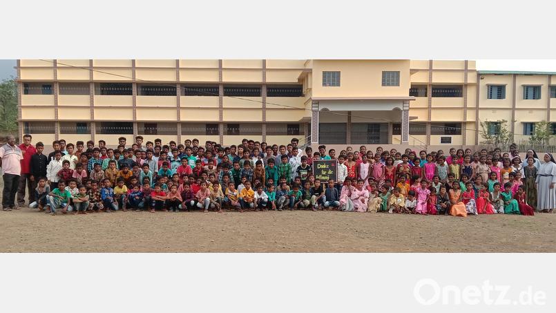 Die Waisenkinder in Nordindien grüßen vor ihrer Schule Pater Robin und danken für die Unterstützung aus der Oberpfalz. Bild: Orden MSFS/exb