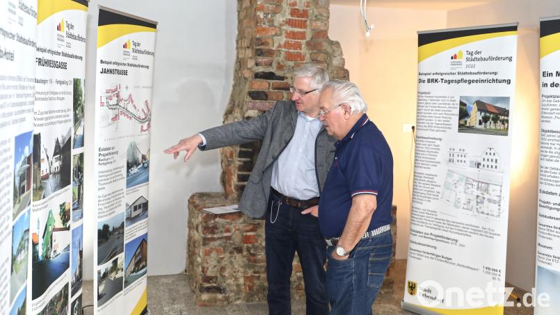 Direkt vor der renovierten historischen Esse der ehemaligen Schmiede im neuen Museum „Flucht und Vertreibung“ in Erbendorf informierte Bürgermeister Johannes Reger (links) über die Projekte im Rahmen der Städtebauförderung. Bild: njn