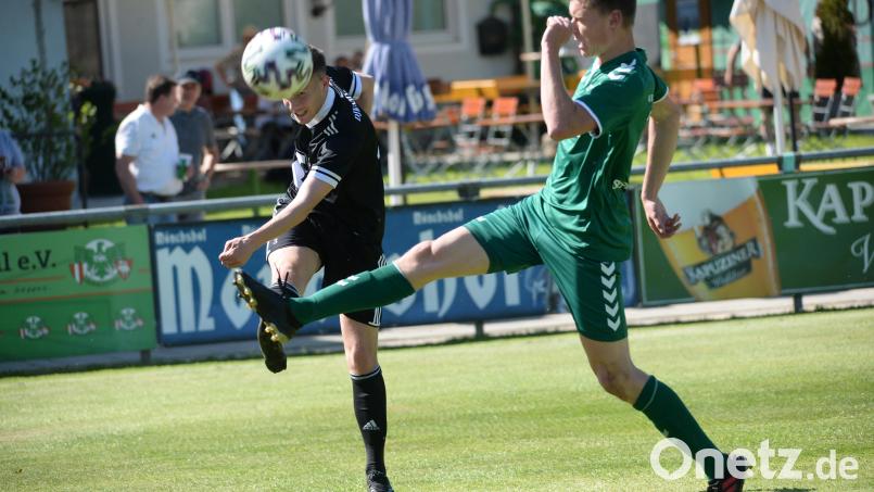 Marcel Kaiser (links) beim Schuss. Der Ammerthaler bereitete den ersten Treffer vor und erzielte das zweite selbst. Bild: Andreas Brückmann