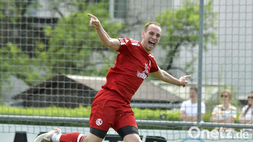 Manuel George in Jubelpose. Der Neukirchener brachte seine Mannschaft beim TuS Rosenberg mit 1:0 in Führung. Bild: Hubert Ziegler