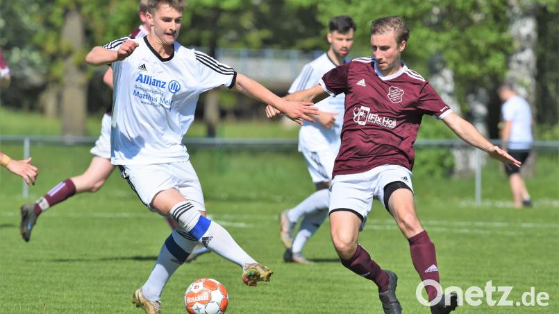 Der Schwarzhofener Maximilian Lennert (links) und Peter Schmidl von der SpVgg Schirmitz im Zweikampf. Schirmitz verlor mit 0:4. Bild: ssl