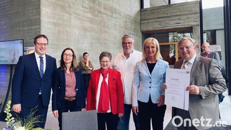 Bei der Preisverleihung in Augsburg (von links): Florian Luderschmid (Regierungsvizepräsident), Susanne Meichner (Leiterin Maria-Seltmann-Haus), Michaela Gaach (Kursleiterin Maria-Seltmann-Haus), Peter Klein (Vorsitzender Seniorenbeirat), Ulrike Scharf (Bayerische Sozialministerin), Wolfgang Hohlmeier (Sozialdezernent Stadt Weiden). Bild: Peter Klein/exb