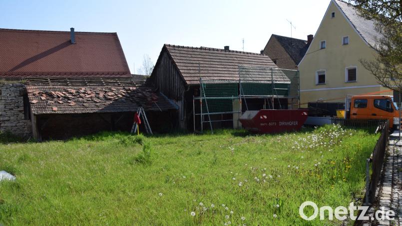 Die Arbeiten für den denkmalgerechten Rückbau einer Garage und eines kleinen Nebengebäudes beim Schmidmühlener Hammerschloss haben begonnen. Bild: bö