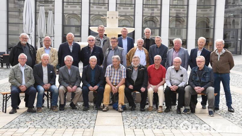 Die Männer des Schülerjahrgangs 1950/51 gruppierten sich im Klosterhof zum Erinnerungsfoto. Bild: Gelis Fotostudio