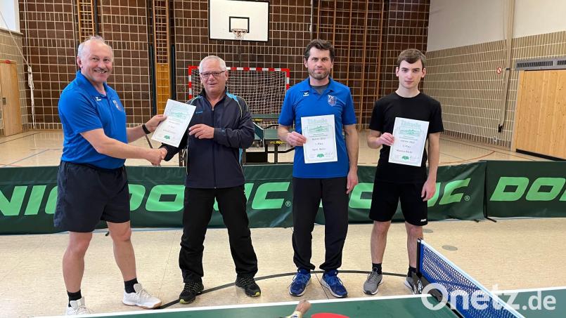 TV-Tischtennis-Abteilungsleiter Alfred Arnold (links) kürte Karel Weiß (Zweiter von rechts) zum Tischtennismeister 2022. Erhard Scholz (Zweiter von links) und Maurice Bäsler (rechts) erhielten ebenfalls Urkunden. Bild: dob