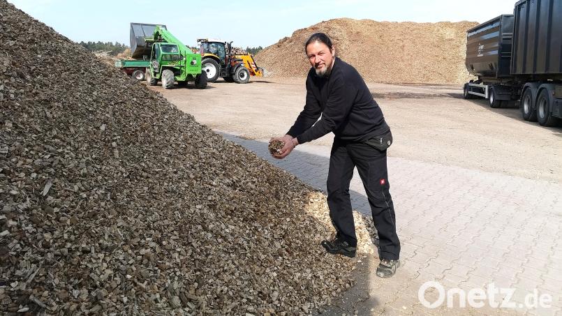 Ein Brennstoff mit Zukunft: Harald Prey hat sich mit der Hackschnitzelerzeugung selbstständig gemacht. Am Hof in Enzelsberg lagern ganze Berge davon. Bild: Portner