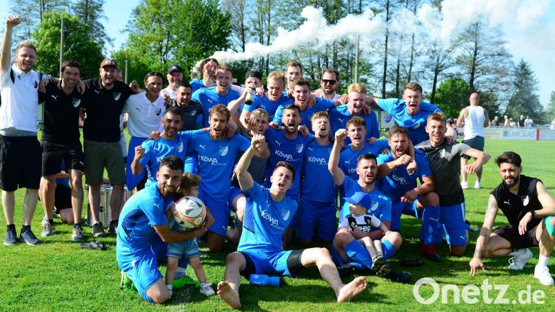 Großer Jubel: Der SC Ettmannsdorf ist Meister der Kreisliga West. Bild: ham