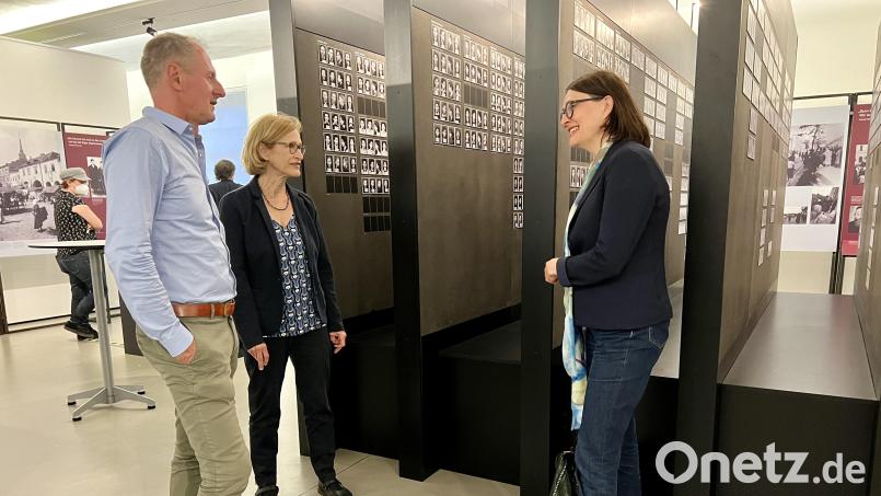 Gedenkstättenleiter Jörg Skriebeleit mit der Ausstellungskuratorin Dr. Margit Berner (Mitte) und der Direktorin der Berliner Stiftung Topographie des Terrors, Dr. Andrea Riedle, vor den schwarzen Stellwänden, in denen die Fotos der Tarnówer Juden mehr oder weniger versteckt sind. Bild: Eichl