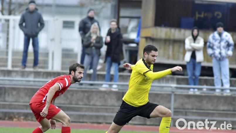 Maximilian Witzel (rechts) erzielte per Elfmeter den 2:2-Ausgleich und vergab später durch einen verschossenen Strafstoß die Chance zum 3:3- Ausgleich. Archivbild: Hubert Ziegler