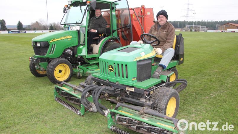 Albert Patzina (links) und Otto Grillmeier verbringen besonders viel Zeit auf dem Sportgelände des TSV Konnersreuth. Bild: kro